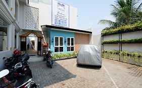 RedDoorz Plus near Paragon Mall Semarang